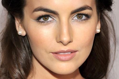 Коррекция опущенных уголков глаз. Макияж с использованием теней