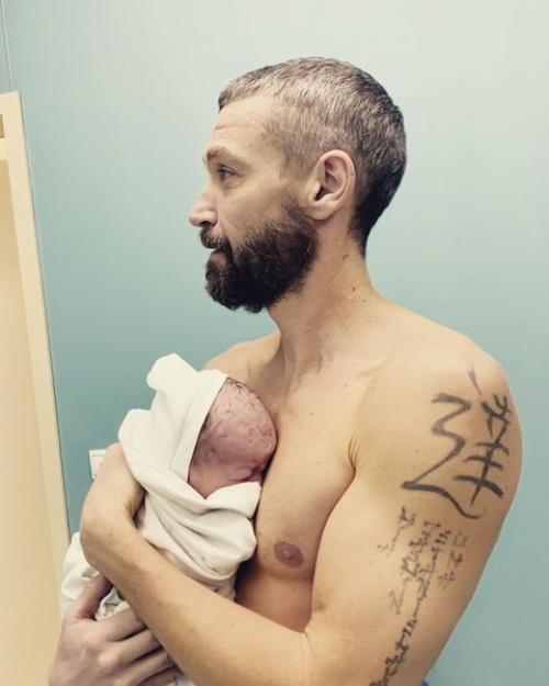 Ольга пилевская. Артист поделился приятной новостью — он стал отцом в шестой раз. Избранница подарила ему очаровательную малышку, которую назвали Теей. Сейчас звездная семья получает поздравления от друзей и поклонников.