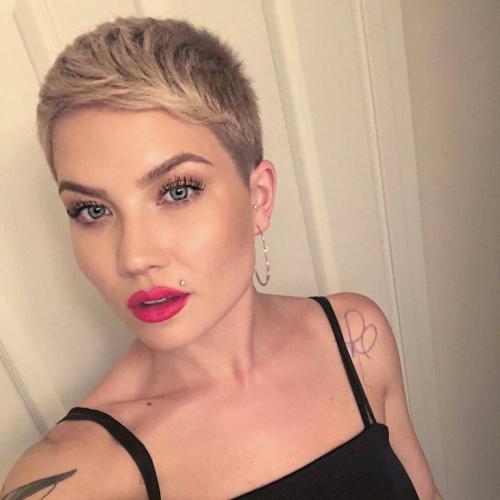 Гладкая прическа на короткие волосы. Прически на короткие волосы — лучшие идеи и советы по их реализации своими руками (85 фото)