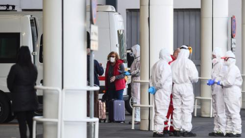 Китайские врачи назвали первые симптомы нового коронавируса. 01