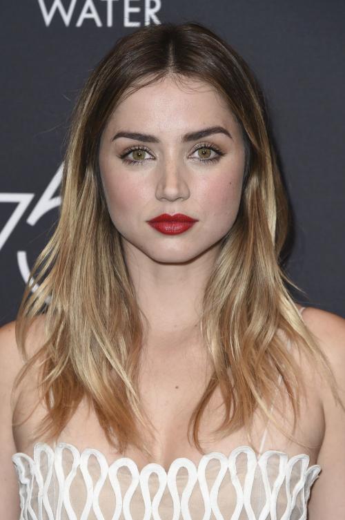 Корни светлые, а волосы темные. Знаменитости со светлыми волосами и темными корнями