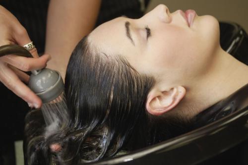 Что нужно для кератинового выпрямления на дому. Кератиновое выпрямление в домашних условиях: рискнуть или не стоит?