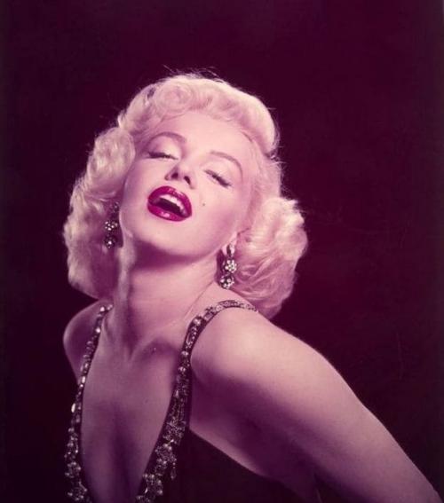 15 секретов привлекательности Мэрилин Монро. Как Мэрилин Монро стала манкой женщиной и чем она привлекала мужчин 02