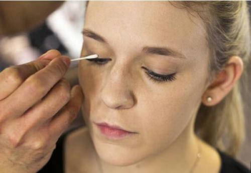 Как правильно красить ресницы тушью.. Окрашивание тушью нижних ресничек 29