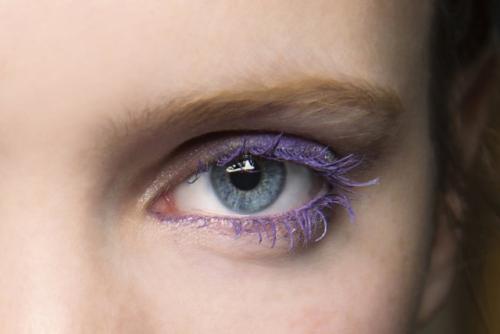 Кому подходит фиолетовая тушь. Яркий взгляд: фиолетовая тушь для ресниц