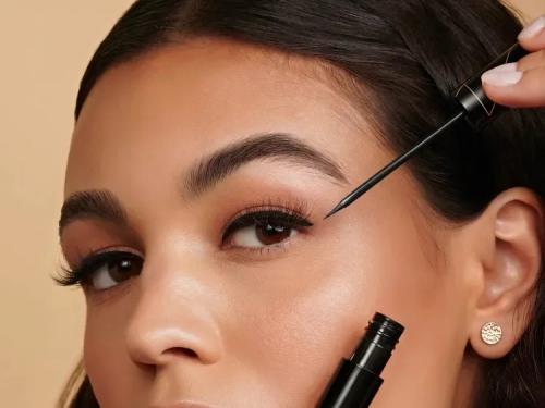 Как сделать слипшиеся ресницы. Трендовый эффект «паучьих лапок» на ресницах: как его достичь 22