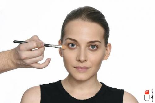 Как осветлить пудру для лица. Пудра для кожи вокруг глаз: всё о средстве