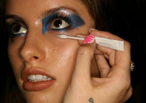 Как выбрать подходящие стразы для своего вида лица и ресниц. Как сделать макияж со стразами и глиттером?