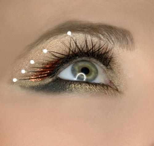 Какие советы можно дать для новичков, которые только начинают приклеивать стразы на ресницы. Как клеить стразы на ресницы?