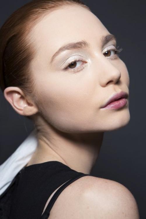 Как выбрать подходящие стразы для своего вида лица и ресниц. Как сделать макияж со стразами и глиттером?