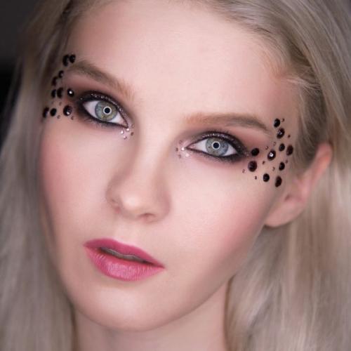 Как выбрать подходящие стразы для своего вида лица и ресниц. Как сделать макияж со стразами и глиттером?