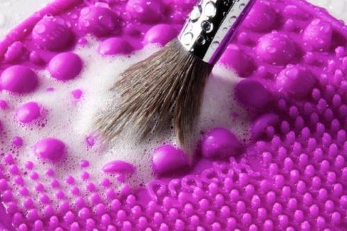 Как чистить и ухаживать за кистями для губ. Как правильно мыть и чистить кисти для макияжа – основы ухода за кистями