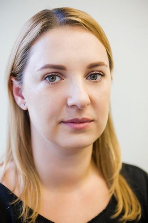 Как наносить хайлайтер и румяна. Шаг . Высветление