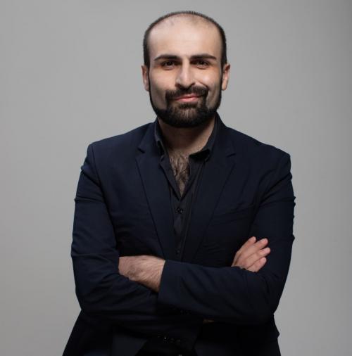 Как макияж может быть полезен для мужчин в профессиональной сфере. Быть красивой — желание практически любой женщины, а эталон красоты у каждого человека, без сомнений, свой. Более того, взгляд женщин и мужчин на красоту существенно отличается, и женщинам часто бывает интересно, как выглядеть красивее в глазах мужчин. В нашем интервью Александр Арунов , которого называют «самым брутальным визажистом страны», расскажет о стереотипах профессии «визажист» и о том, чем отличается мужской взгляд на красоту и подход к макияжу от женского.