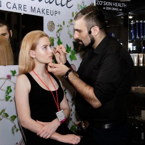 Как макияж может быть полезен для мужчин в профессиональной сфере. Быть красивой — желание практически любой женщины, а эталон красоты у каждого человека, без сомнений, свой. Более того, взгляд женщин и мужчин на красоту существенно отличается, и женщинам часто бывает интересно, как выглядеть красивее в глазах мужчин. В нашем интервью Александр Арунов , которого называют «самым брутальным визажистом страны», расскажет о стереотипах профессии «визажист» и о том, чем отличается мужской взгляд на красоту и подход к макияжу от женского.