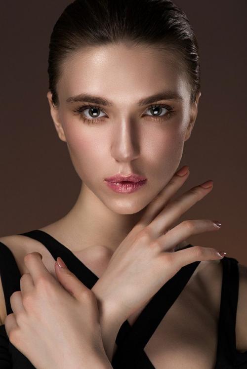 Как изменилось восприятие макияжа мужчинами за последние годы. Быть красивой — желание практически любой женщины, а эталон красоты у каждого человека, без сомнений, свой. Более того, взгляд женщин и мужчин на красоту существенно отличается, и женщинам часто бывает интересно, как выглядеть красивее в глазах мужчин. В нашем интервью Александр Арунов , которого называют «самым брутальным визажистом страны», расскажет о стереотипах профессии «визажист» и о том, чем отличается мужской взгляд на красоту и подход к макияжу от женского.