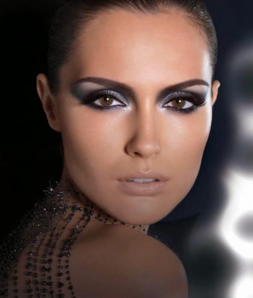 Розово-серый макияж Смоки айс шаг за шагом. Макияж Смоки Айс: подробное описание техники нанесения и видео мастер-класс создания эффекта дымки от профессионалов