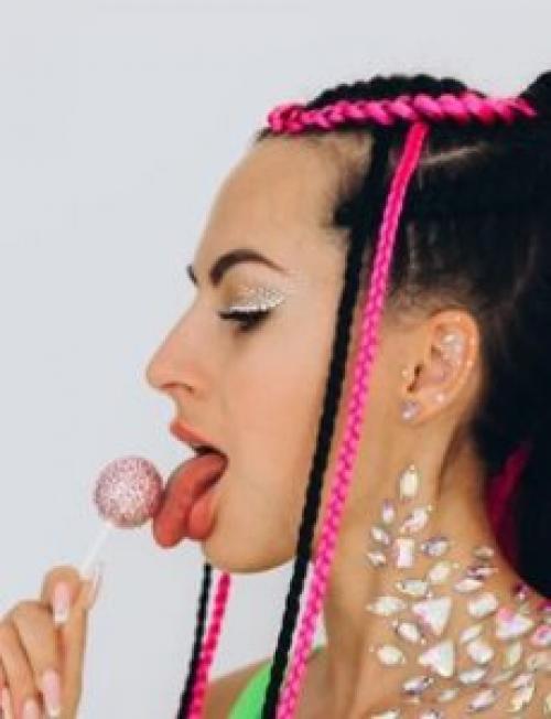 Как избежать повреждения ресниц при клеивании страз. Как клеить стразы на ресницы