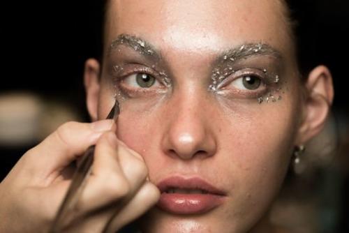 Можно ли наносить макияж на реснички с установленными стразами. Как сделать макияж со стразами и глиттером?