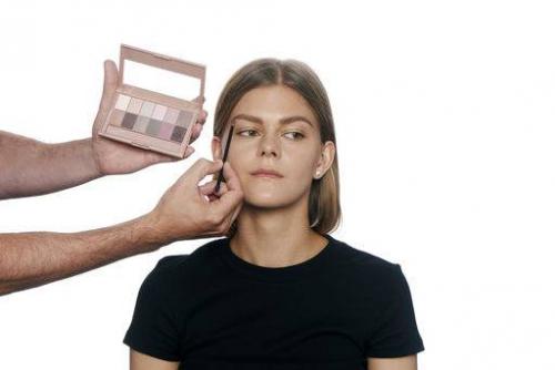 Какие базовые шаги необходимы для создания простого дневного макияжа для карих глаз. Дневной макияж для карих глаз