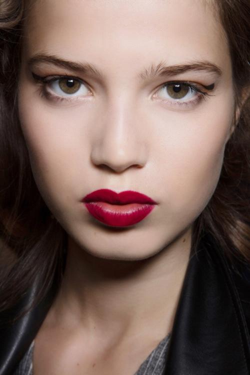 Какие оттенки помады или бальзама для губ подходят к макияжу для карих глаз. Идеальный оттенок красной помады для брюнеток с карими глазами