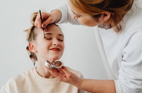 Как дополнить холодный макияж ресницами и бровями. Визажист назвала главные ошибки в макияже для зелёных глаз и рассказала, как нужно краситься блондинкам, брюнеткам и рыжим