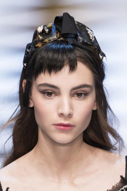 Какие цвета помады или блеска для губ лучше всего сочетаются с макияжем для карих глаз. Какая помада подходит брюнеткам с карими глазами?