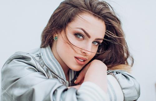 Какие аксессуары (например, украшения, шляпы) могут дополнить образ и выделить карие глаза. Сочетай правильно: какие серьги подходят под твой цвет глаз