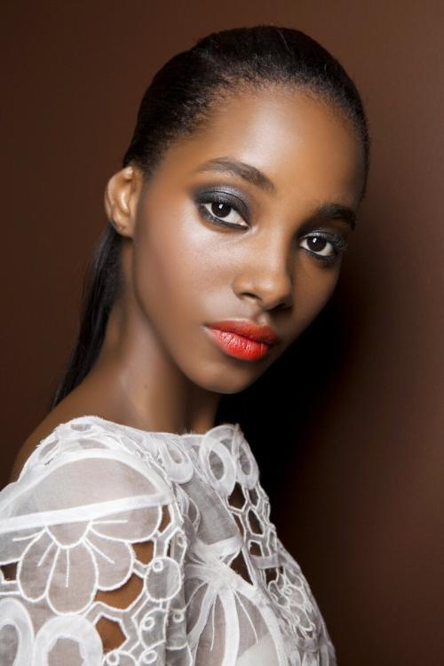 Какие цвета помады или блеска для губ лучше всего сочетаются с макияжем для карих глаз. Какая помада подходит брюнеткам с карими глазами?