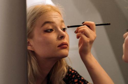 Как дополнить холодный макияж ресницами и бровями. Визажист назвала главные ошибки в макияже для зелёных глаз и рассказала, как нужно краситься блондинкам, брюнеткам и рыжим
