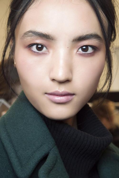 Как создать повседневный макияж для карих глаз. Лучшие идеи повседневного макияжа для карих глаз