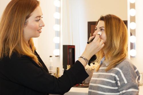 Пошаговое руководство: как красиво накрасить тени на карие глаза 02 Пошаговое руководство: как красиво накрасить тени на карие глаза 02