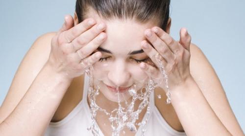 Как смыть тушь с нарощенных ресниц. Как правильно снимать макияж с нарощенными ресницами?