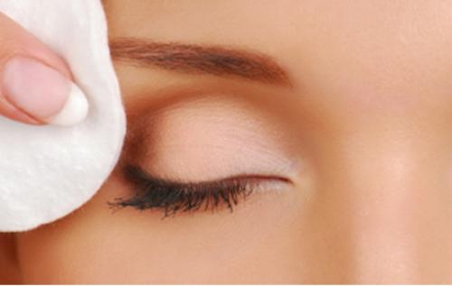 Как смыть тушь с нарощенных ресниц. Как правильно снимать макияж с нарощенными ресницами?