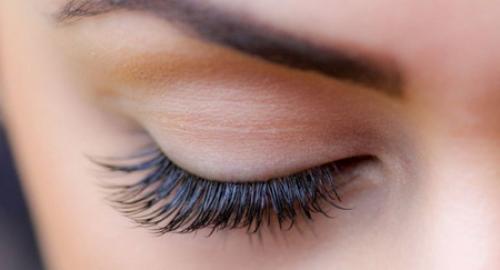 Как смыть тушь с нарощенных ресниц. Как правильно снимать макияж с нарощенными ресницами?