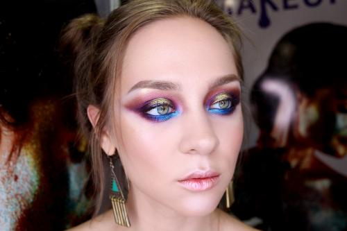 Какие аксессуары для макияжа помогут усилить эффект вечернего макияжа. Продукты для вечернего макияжа