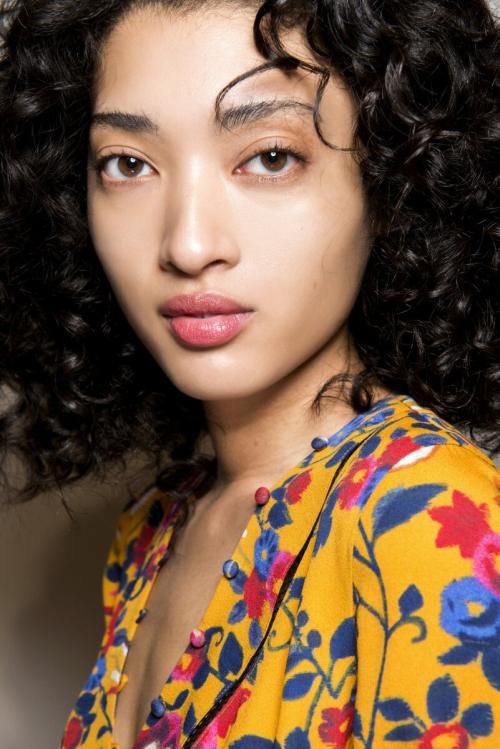 Какой контур лица подходит для темных волос и карих глаз. Макияж для смуглых девушек с карими глазами