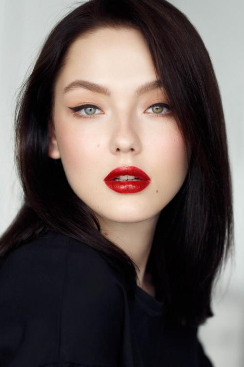 Как сделать легкий контуринг лица для брюнетки с карими глазами. Главные советы по макияжу для брюнеток