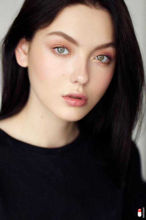 Как сделать легкий контуринг лица для брюнетки с карими глазами. Главные советы по макияжу для брюнеток