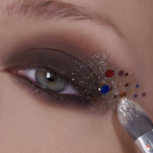 Можно ли использовать металлики и блестки для карих глаз, и как это сделать. Как сделать макияж с блестками: пошаговая фотоинструкция