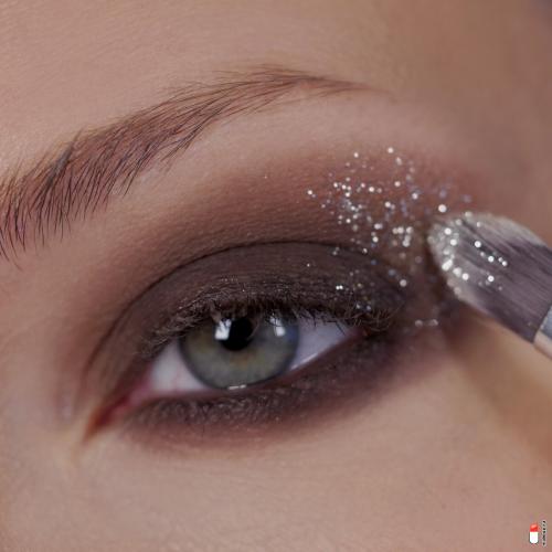 Можно ли использовать металлики и блестки для карих глаз, и как это сделать. Как сделать макияж с блестками: пошаговая фотоинструкция