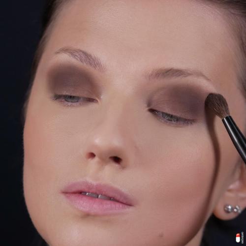 Можно ли использовать металлики и блестки для карих глаз, и как это сделать. Как сделать макияж с блестками: пошаговая фотоинструкция