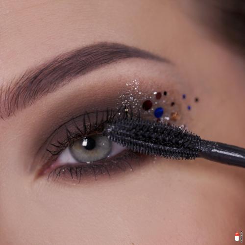 Можно ли использовать металлики и блестки для карих глаз, и как это сделать. Как сделать макияж с блестками: пошаговая фотоинструкция