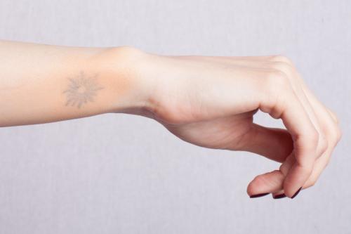 Макияж для пигментированной кожи. Как скрыть пигментацию и выровнять тон лица с помощью цветных корректоров?