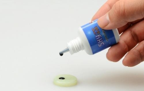 Какие продукты можно использовать для приклеивания страз на ресницы, если вы имеете аллергию на клей.