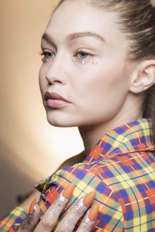 Как визуально увеличить губы без макияжа. Как увеличить губы с помощью макияжа?