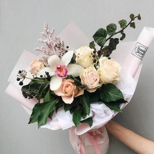 Какие цветы дарят на свадьбу молодожёнам? Какие цветы дарят на свадьбу гости фото красивейших нежнейших букетов