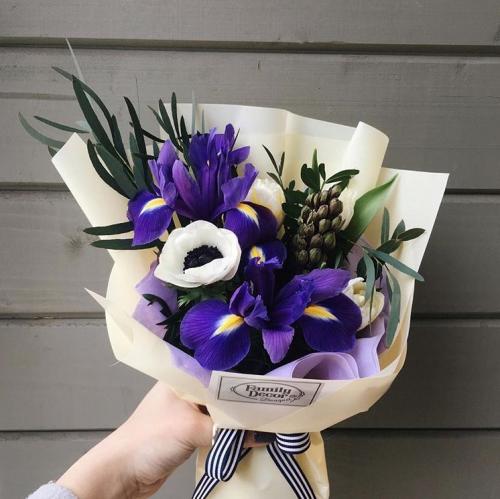 Какие цветы дарят на свадьбу молодожёнам? Какие цветы дарят на свадьбу гости фото красивейших нежнейших букетов