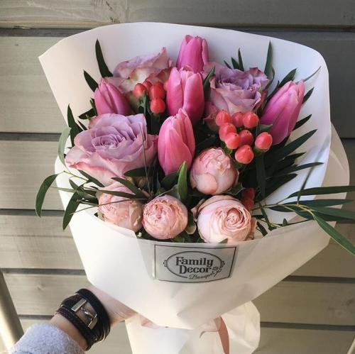 Какие цветы дарят на свадьбу молодожёнам? Какие цветы дарят на свадьбу гости фото красивейших нежнейших букетов