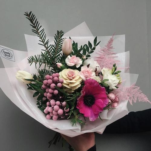 Какие цветы дарят на свадьбу молодожёнам? Какие цветы дарят на свадьбу гости фото красивейших нежнейших букетов